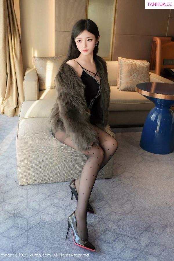   [XiuRen]高清写真图 2025.03.20 No.10045 优酱 黑丝美腿第8张图片